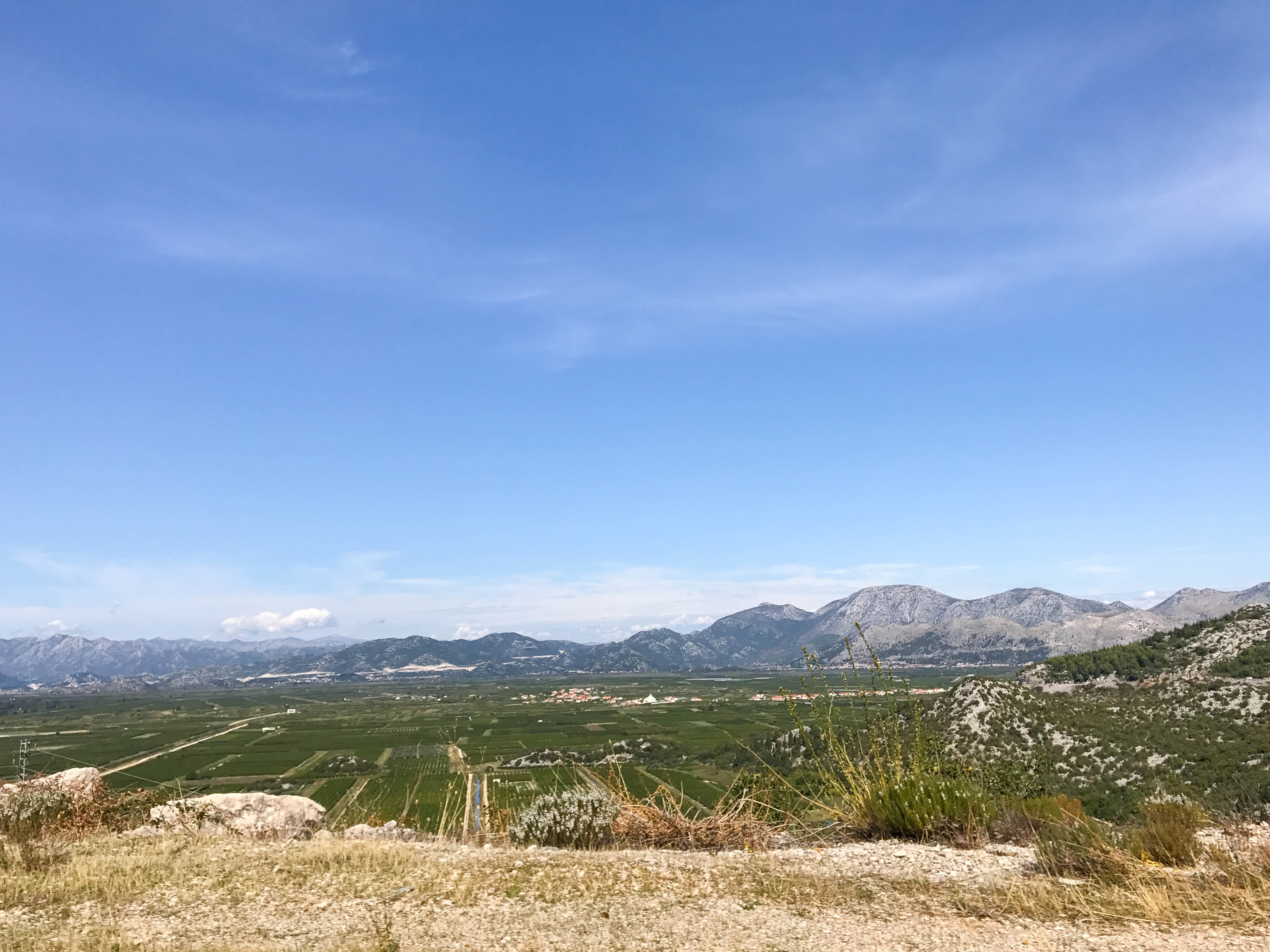 Camino escénico y vistas de tierras de cultivo en Croacia, antes de entrar en Bosnia, viniendo de Spilt