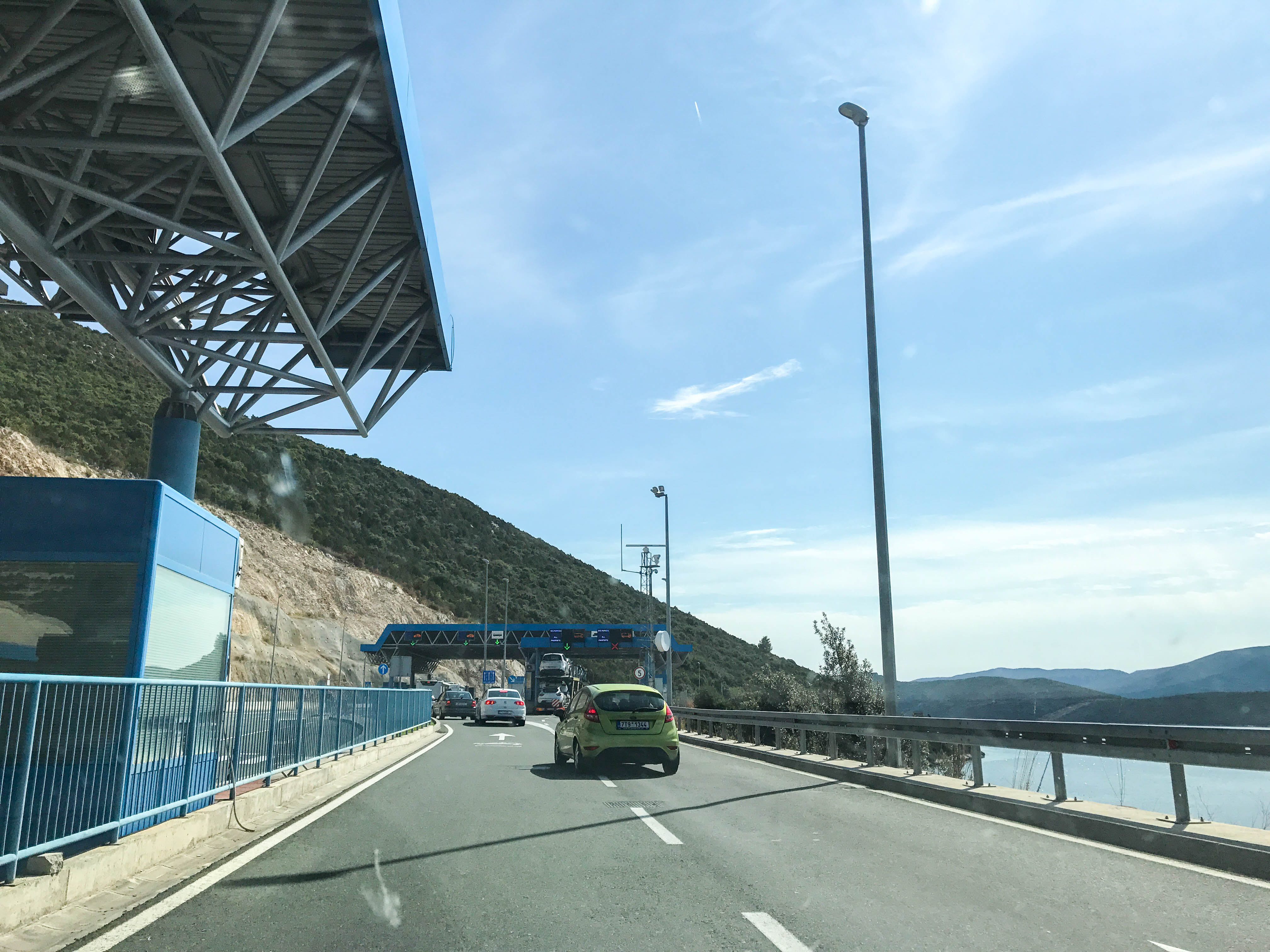 Avvicinandosi al posto di frontiera di Neum verso la Bosnia venendo da Spit, Croazia.