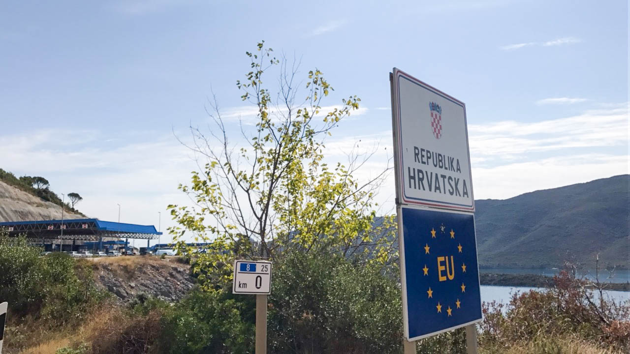 Lähestyy rajanylityspaikalle Bosnian sisäpuolelta takaisin Kroatiaan päin