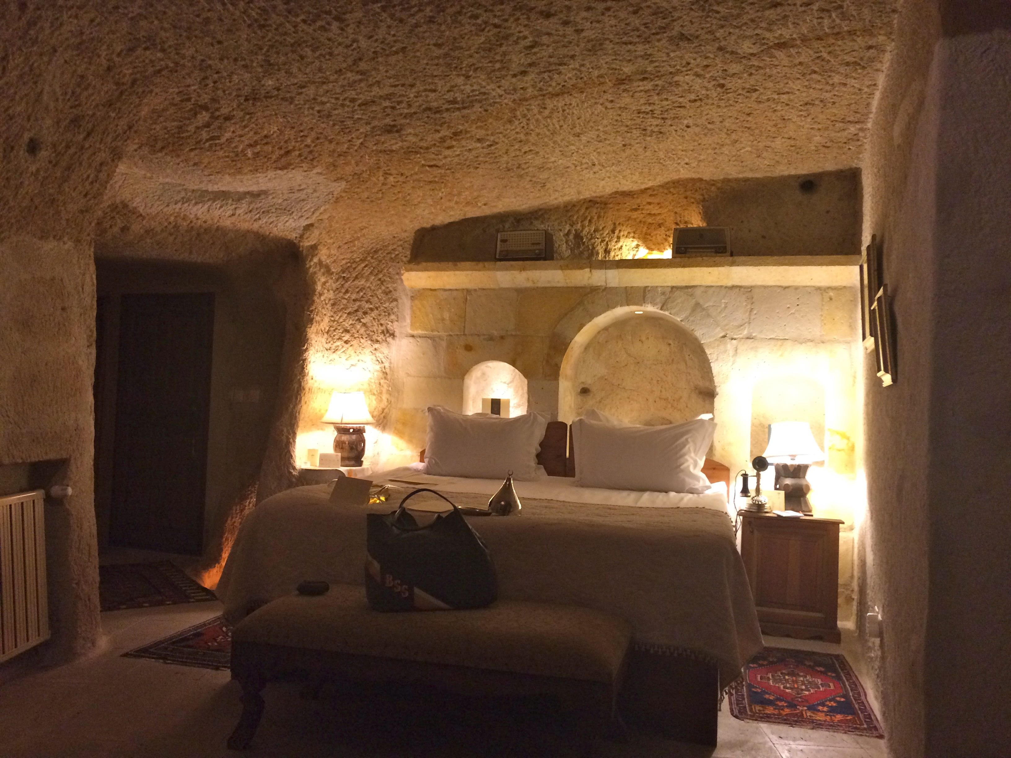 Museum hotel 5. Museum Hotel Cappadocia звезды. Отели Каппадокии с камином. Каппадокия отель с голубой подсветкой. Отель Каппадокия светится голубым.